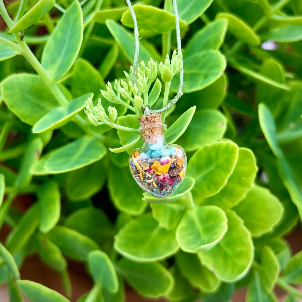 ✨Don’t worry be happy spell jar necklace✨
